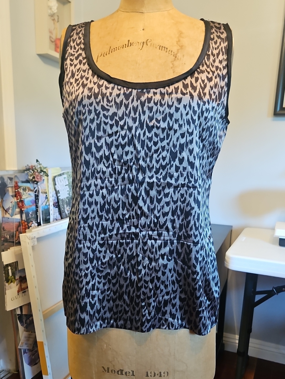 Elie Tahari Black & Silver Scoop-Neck Blouse